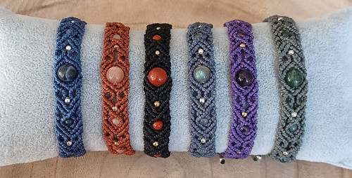 Carins macrame armbanden