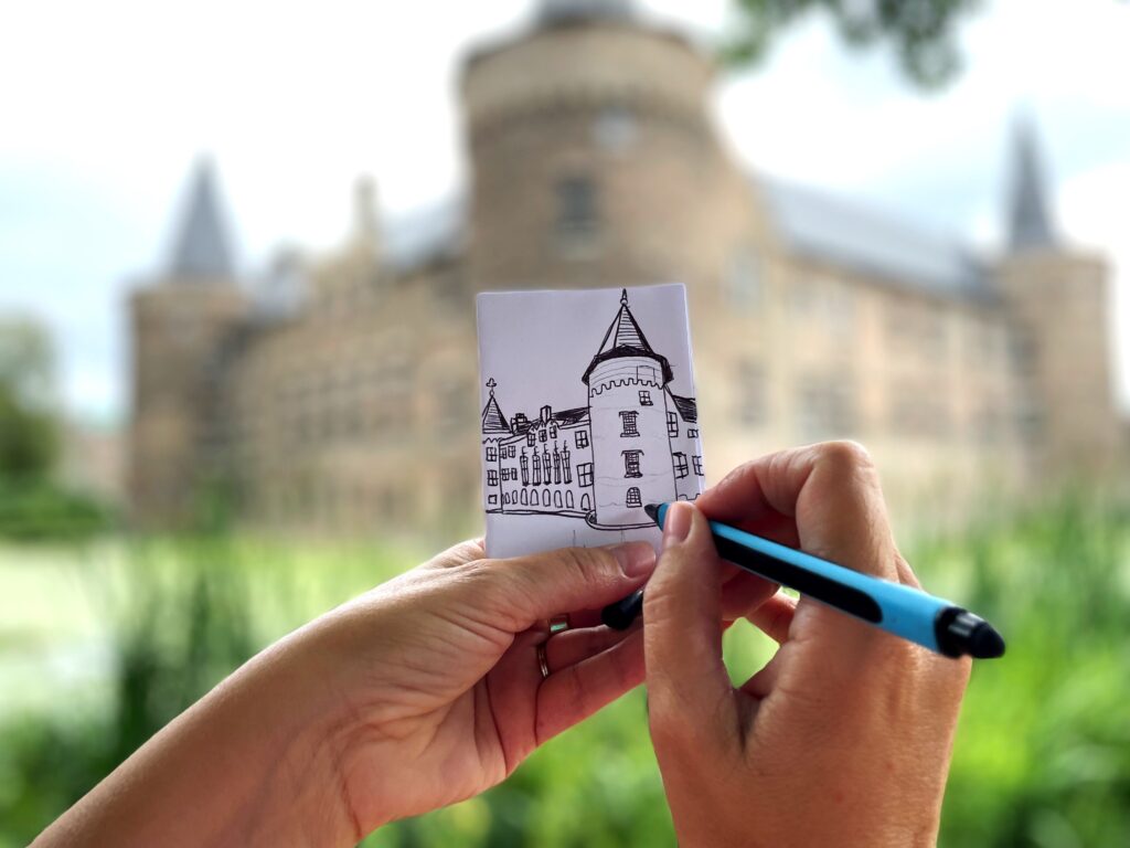 Tekenvoorbeeld kasteel in mini schetsboekje