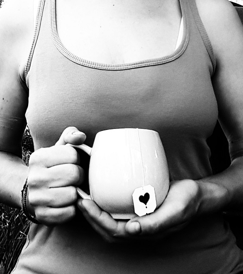 Blog Rituelen - Daphne Helvensteijn - met thee in de hand