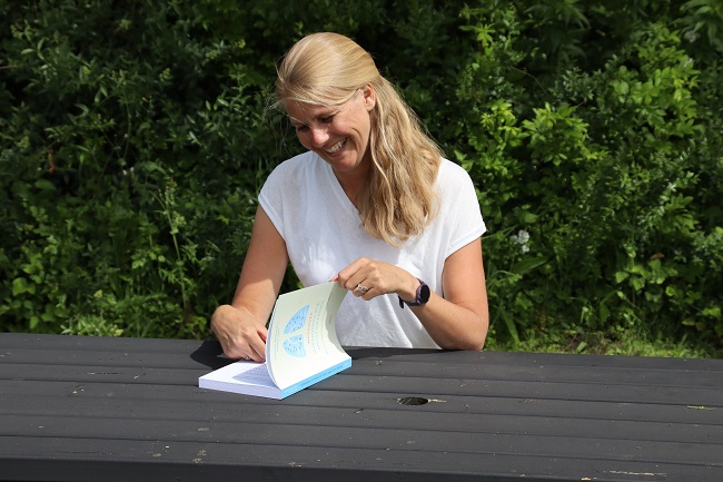 Hyperventilatiecoach Nicole Smit - met werkboek hyperventilatie, angst en paniek aan tuintafel