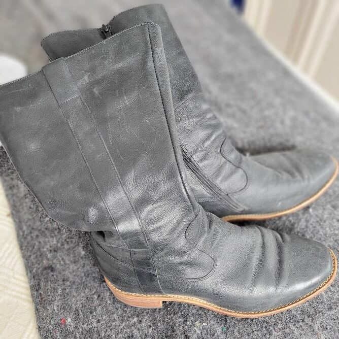 na steeds meer oplopende pijn in steeds meer gebieden in mijn lijf, zijn er aangepaste schoenen voor dagelijks gebruik gemaakt met ook een ingebouwde steunzool en afwikkelbalk. - Aangepaste schonenen - Blog Zettje Haat liefde verhouding met hulpmiddelen.