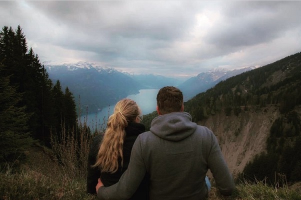 De rol van de zorgzame partner wordt vaak heel erg onderschat door onze omgeving. Andere mensen zien vaak je goede momenten en slaan dan de deur weer achter zich dicht. Foto partner bij Een chronische aandoening heb je niet alleen - Voor en tegenspoed