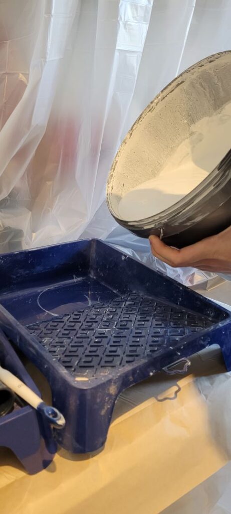 Het afschilderen van de keuken moest ook nog gebeuren, mijn zoon ging met de rollers en kwast aan de slag maar ik wilde zelf graag alles afplakken. Keuken schilderen akzo verf sikkensverf keuken witten