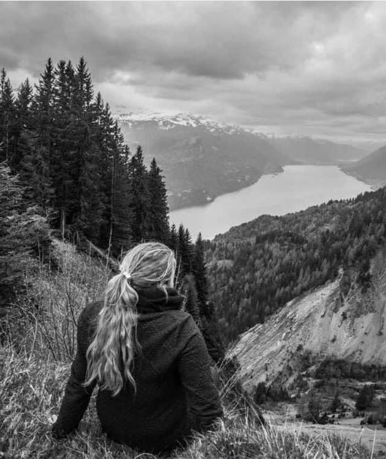 Een oordeel van andere mensen kan veel verdriet en boosheid veroorzaken omdat je zelf ook volkomen machteloos staat in de situatie waar je in zit. - Mensen en hun harde oordelen - Voor en tegenspoed Marielle