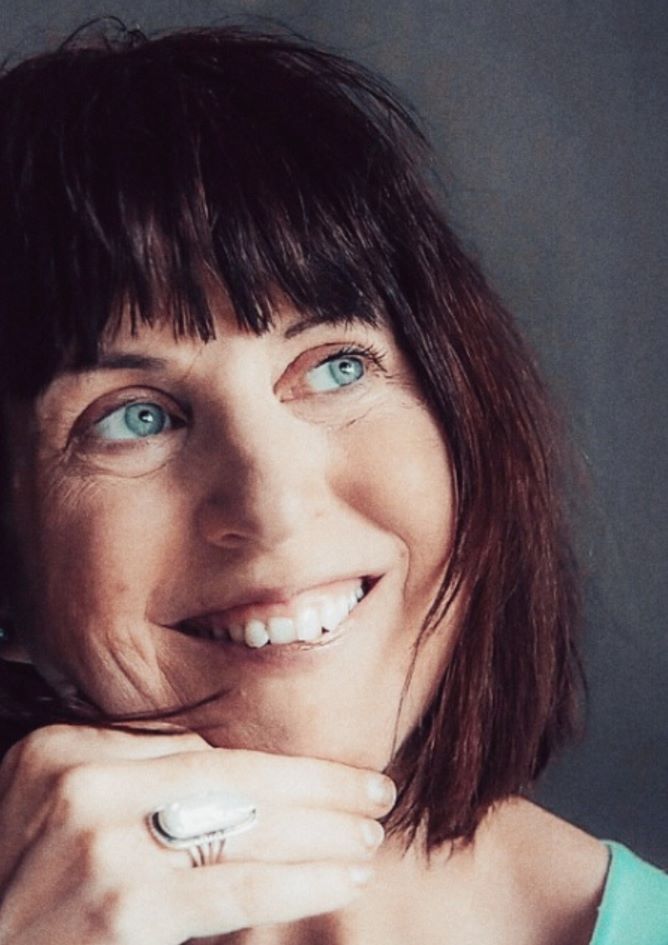 Gaandeweg merk ik dat er zoveel is dat in mij zit. Door zelf in beweging te komen. Door meZelf lief te hebben. Door het beoefenen van dankbaarheid. - Hannah Plofje geluk - Geluk zit vooral in jezelf