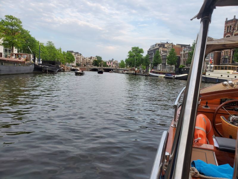 Amsterdams Canal cruise avontuur - Zoevendemama - op amsterdamse gracht