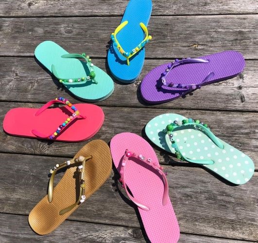 Wat heb je nodig? Vaak zijn standaard teenslippers saai, dus waarom pimp je ze niet in jouw eigen stijl?  - Teenslipper pim Workshop Hannahhaves Juffen dag teenslippers pimpen