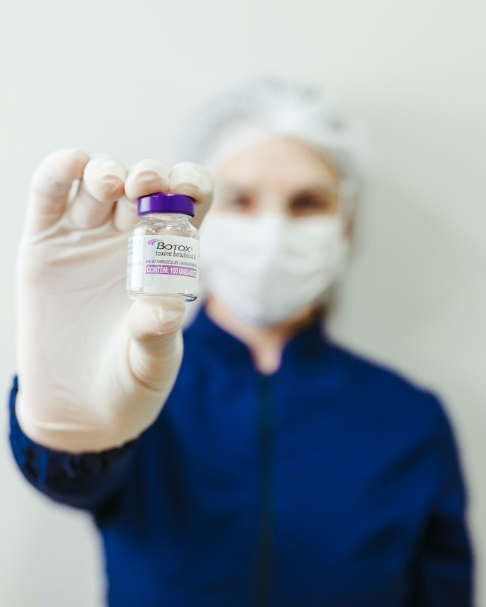 Door de botox worden een deel van de spiervezels lamgelegd en omdat je toch gewend bent om van alles aan te spannen, gaan andere spiervezels dat overnemen, maar die zijn niet getraind en dat veroorzaakt een toename van de klachten - Botox tegen clusterhoofdpijn blog Claudia stinne