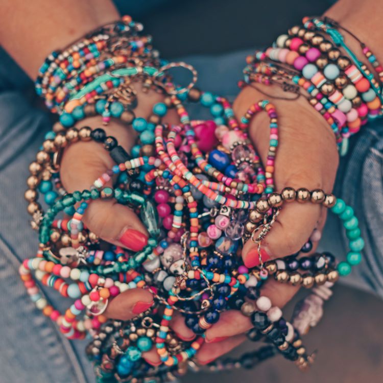 Ik geef al sinds het begin van HanneHaves creatieve workshops. In de "Ibiza Armbandjes Maken" workshop kun je drie unieke armbandjes maken met verschillende materialen zoals kralen, elastiek en schelpen.   - Passie voor Happy Hippie sieraden - Hannehaves - Bosje armabanden
