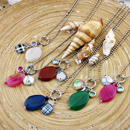 Maar dan ontstaan juist de mooiste creaties. Ik maak dan eerst proefmodellen die ik zelf draag, want ik wil zeker weten of het materiaal mooi blijft, of de sieraden fijn zijn om te dragen etc, - Passie voor Happy Hippie sieraden - Hannehaves - Kettingen
