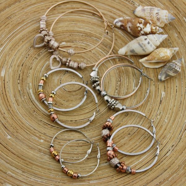 Een item komt simpelweg niet in de shop als ik het zelf niet met trots zou dragen. Maar ik beken, soms kom ik een leuk merk tegen en koop dan wat sieraden in, maar altijd unieke items. - Passie voor Happy Hippie sieraden - Hannehaves - ibiza creolen oorringen