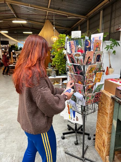 . Mijn kaarten en prints worden inmiddels verkocht in ruim 16 winkels door heel Nederland en daar ben ik zo ontzettend trots op. - Ik leer dagelijks van alle petten die ik draag - blijkletsen met Wieneke studiolawiene - Kaartenrek