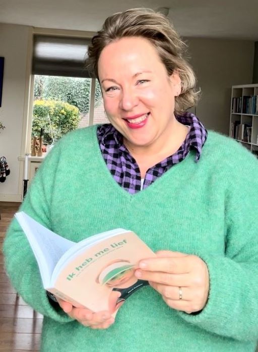 Blog Zelfzorg - t mooiste cadeau voor mezelf - profielfoto Merel Bultman met boek Ik heb je lief.