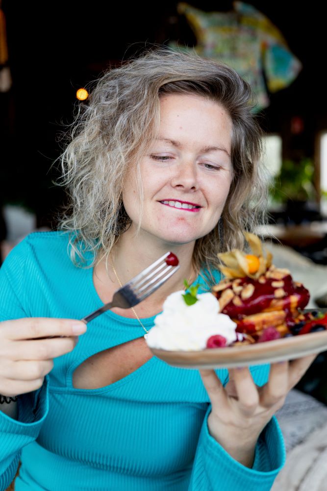 Geniet Expert Gertrude met een heerlijk bord met eten aan het genieten - profiel foto @dagelijks_genieten