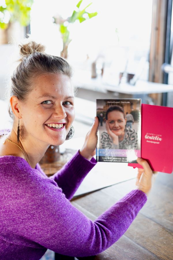Gertrude met boek: Word je eigen BFF -