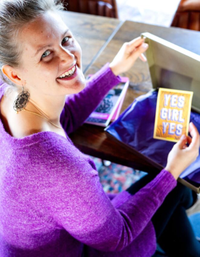Gertrude met genietbox Yes Girl Yes - Hoe hou je goede voornemens WEL vol blog zelfzorg Dagelijks genieten - Genietbox