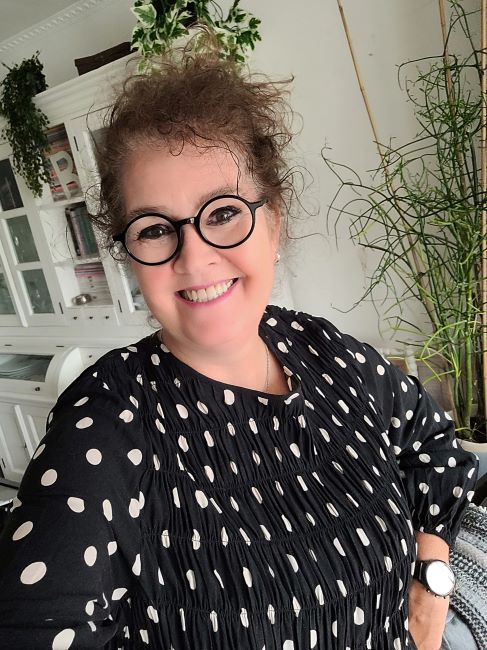 euk als je een reactie over dit blog "Inspirerende inzichten en wijsheden" deelt onder de posts op mijn socialmedia via één van onderstaande linken - Profielfoto Lizette - Blog over inzichten, Profielfoto Lizette - Blog over inzichten, inspiratie en wijsheden - februari 2024 -