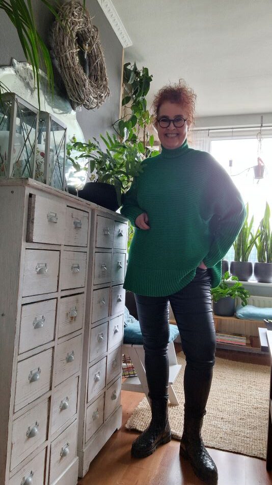 Ik staand en lachend in mijn appartementje bij mijn leuke ladekastjes bij Blijf ik altijd wonen waar ik nu woon - wonen-verhuizen-appartementje-ideale woonruimte