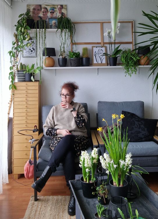 Ik zitten in lage stoel met koffie en starend naar buiten kijkend bij Blijf ik altijd wonen waar ik nu woon - wonen-verhuizen-appartementje-ideale woonruimte
