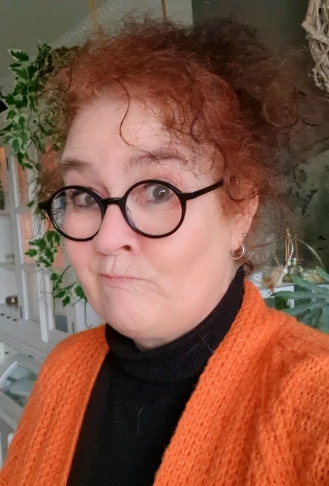 Lizette met een bedenkend hoofd bij de vraag Ben je bang voor iemand die je kent - Bang-angst-ongemak-bedreigend