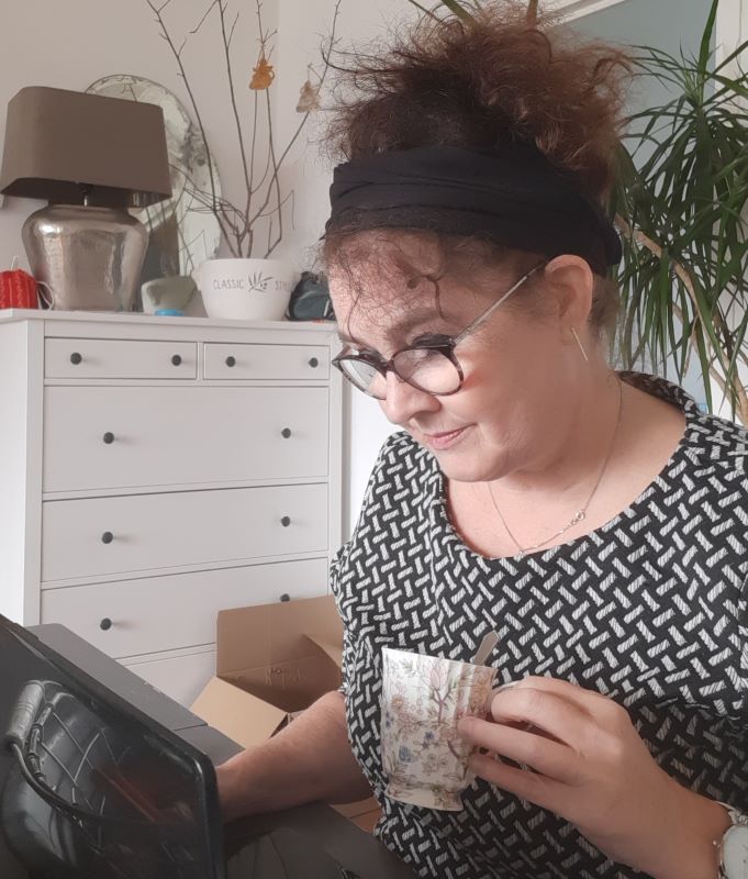 Zettje profielfoto achter de laptop met koffie geconcentreerd bij column Waar krijg je energie van - energie-batterij-chronischmoe