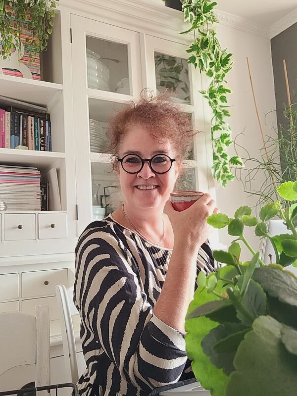 Zettje profielfoto bij 1000 columns Wat doe je anders dan je ouders - challenge met koffie lachend naar camera