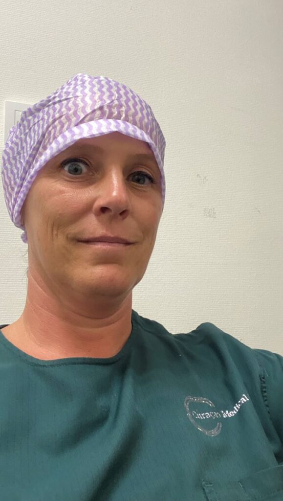 Emigratie Claudia Stinne curacao Claudia met OK outfit begonnen op haar nieuwe werk