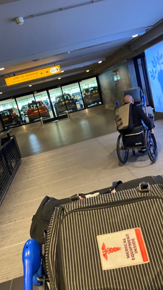 Emigratie Claudia Stinne curacao - OP Schiphol met bagage en Salvadot in rolstoel
