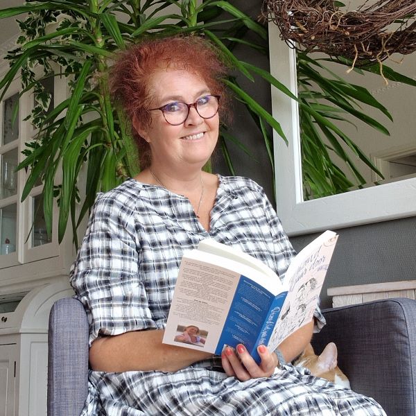 Zettje met open boek bij challenge vraag Wat weten de meeste mensen niet van jou- ik ben denk een openboek