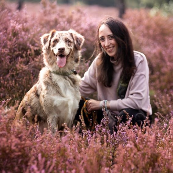 Toch door mijn positieve mindset, wat met vallen en opstaan gepaard gaat, blijf ik volhouden. Genieten van de kleinste dingetjes en heb ik inmiddels de allerliefste hulphond in opleiding aan mijn zij. - Leven met Lupus SLE -Denise Platenburg met hulphond - specialartdenise - aan de Koffietafel 13 oktober 2024 -