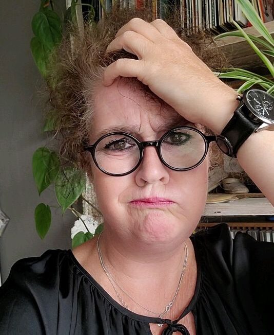 overprikkeling-NAH-herseninfarct-prikkels - Profiel foto Zettje met hand grijpend naar het hoofd en zuchtend bij blog Overprikkeling - Wat is het en hoe ga je ermee om