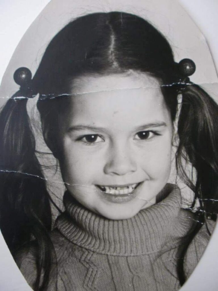 Ik als kind met twee lange staarten waar ik de tondeuze over had gehaald - columns Welke anekdote over jezelf hoor je nog vaak