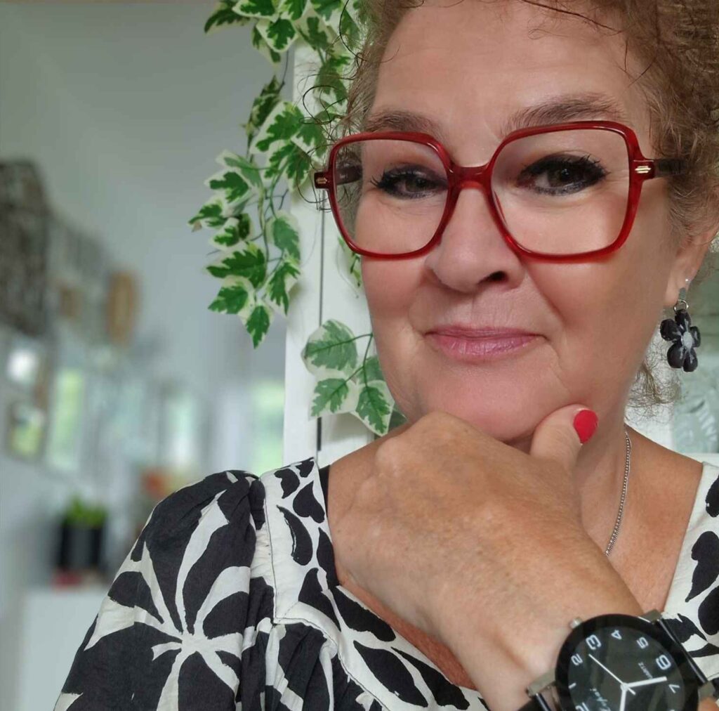 profiel foto Zettje met rode vierkante bril en hoofd ondersteunend met hand